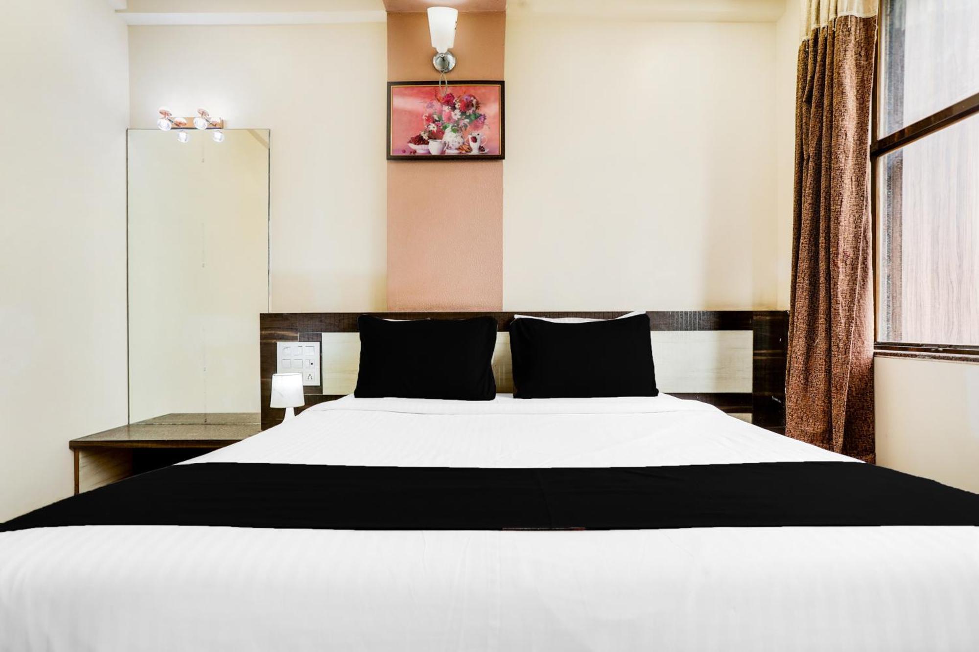 Super Hotel O Palkhi Road Near Sai Baba Temple Formerly Netra Sai Ширді Екстер'єр фото